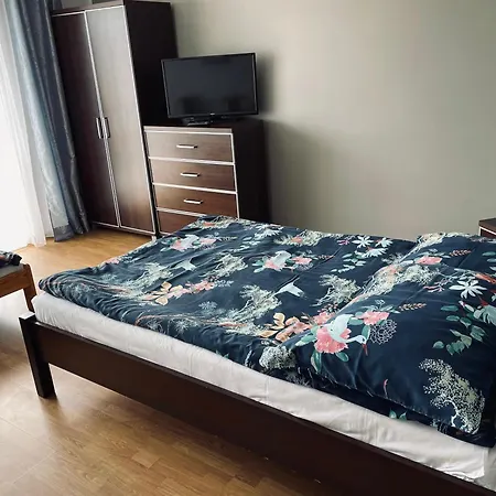 Leona Apartment *